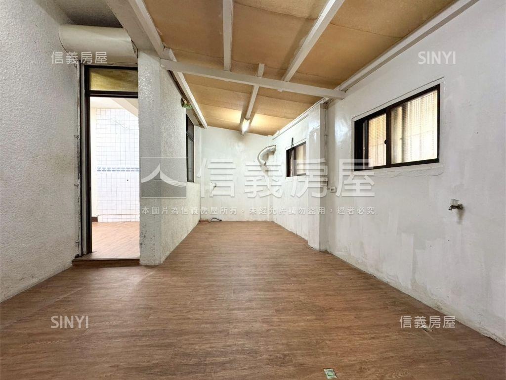 大社坐北朝南面寬雙車墅房屋室內格局與周邊環境
