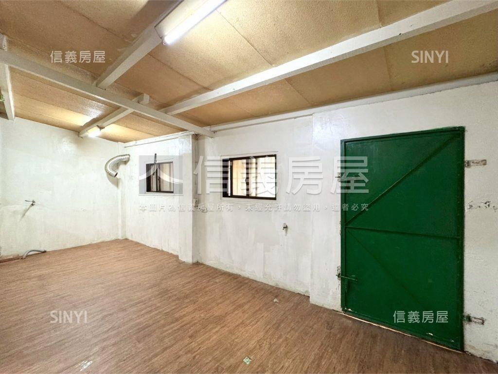 大社坐北朝南面寬雙車墅房屋室內格局與周邊環境