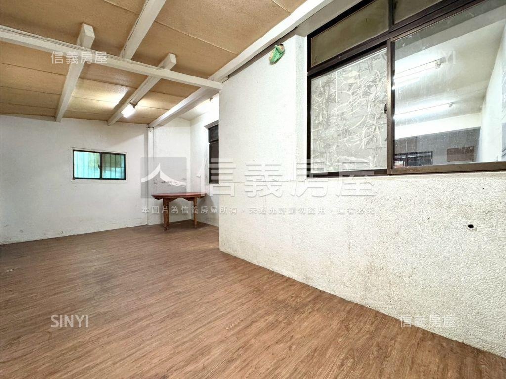 大社坐北朝南面寬雙車墅房屋室內格局與周邊環境