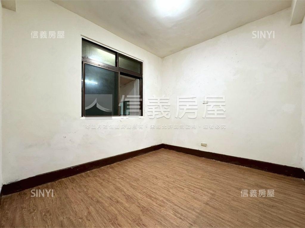 大社坐北朝南面寬雙車墅房屋室內格局與周邊環境