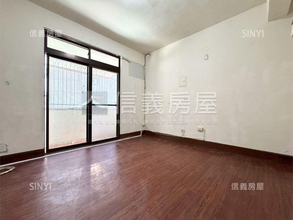 大社坐北朝南面寬雙車墅房屋室內格局與周邊環境