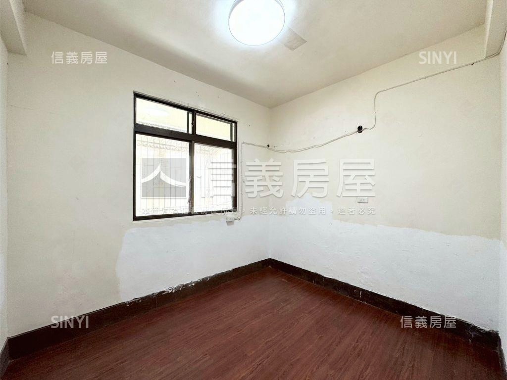 大社坐北朝南面寬雙車墅房屋室內格局與周邊環境