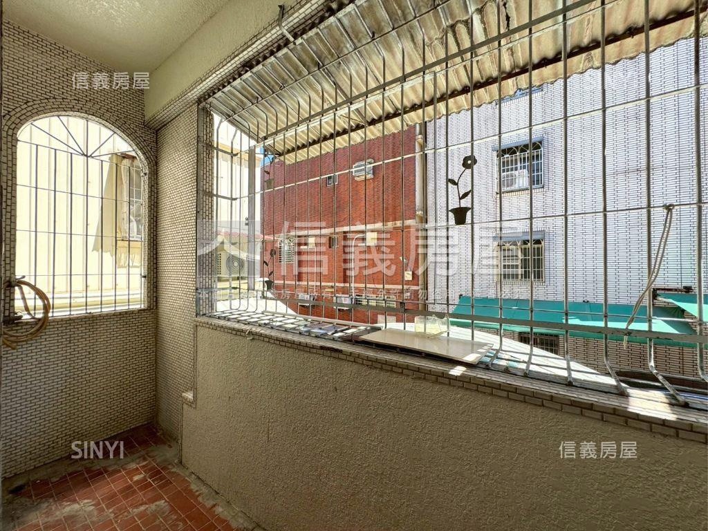 大社坐北朝南面寬雙車墅房屋室內格局與周邊環境