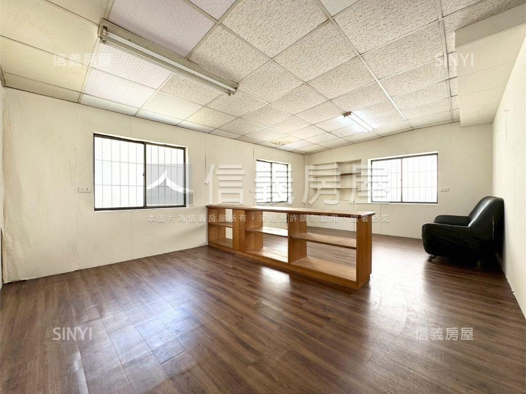 大社坐北朝南面寬雙車墅房屋室內格局與周邊環境