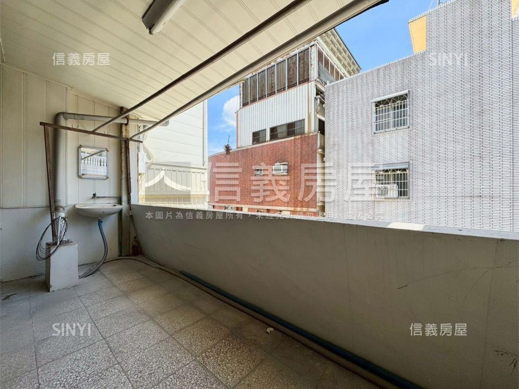 大社坐北朝南面寬雙車墅房屋室內格局與周邊環境