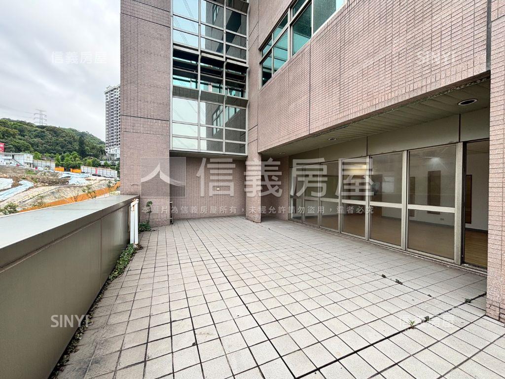 安泰登峰大坪數露臺辦公室房屋室內格局與周邊環境