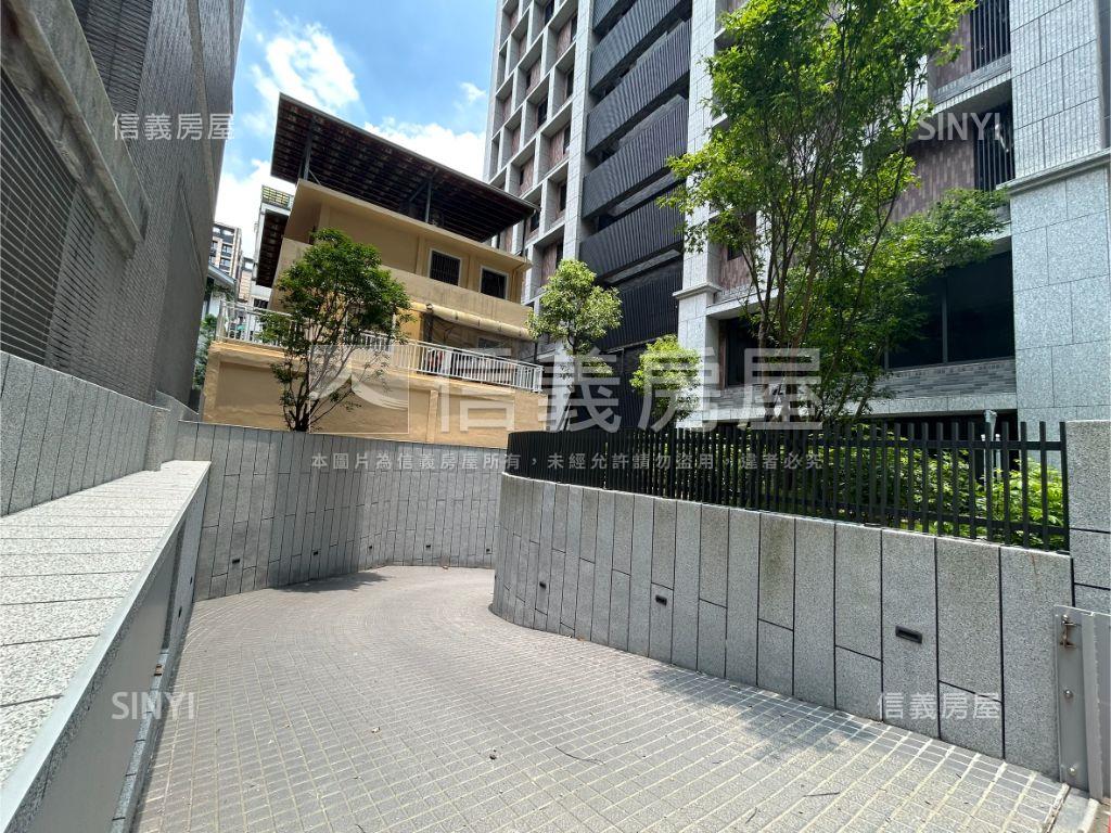 中央新村採光三房坡平車位房屋室內格局與周邊環境