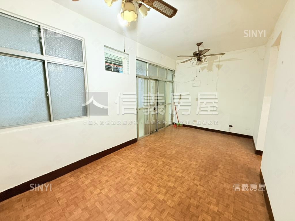 專任信義路商家林立房屋室內格局與周邊環境
