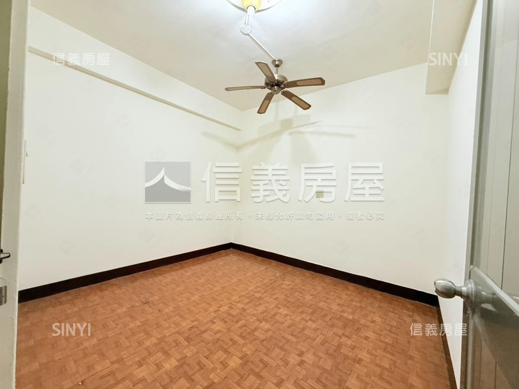 專任信義路商家林立房屋室內格局與周邊環境