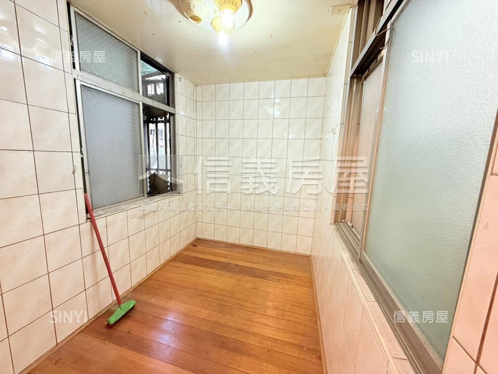 專任信義路商家林立房屋室內格局與周邊環境