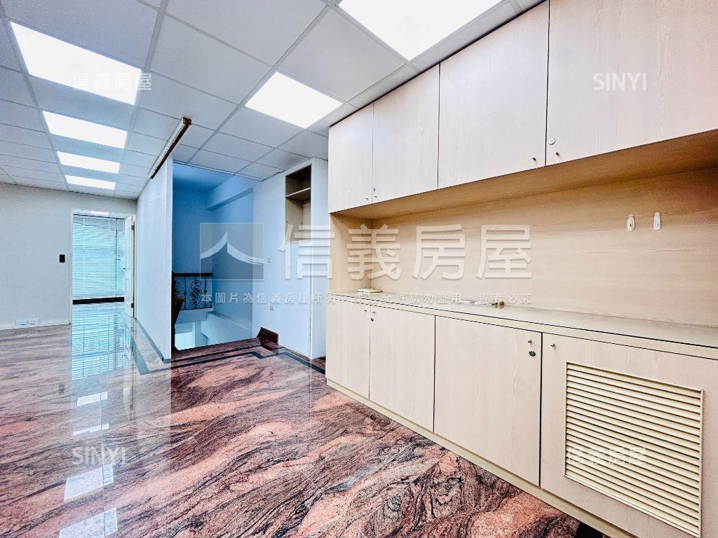 高鐵北路二樓辦公室房屋室內格局與周邊環境
