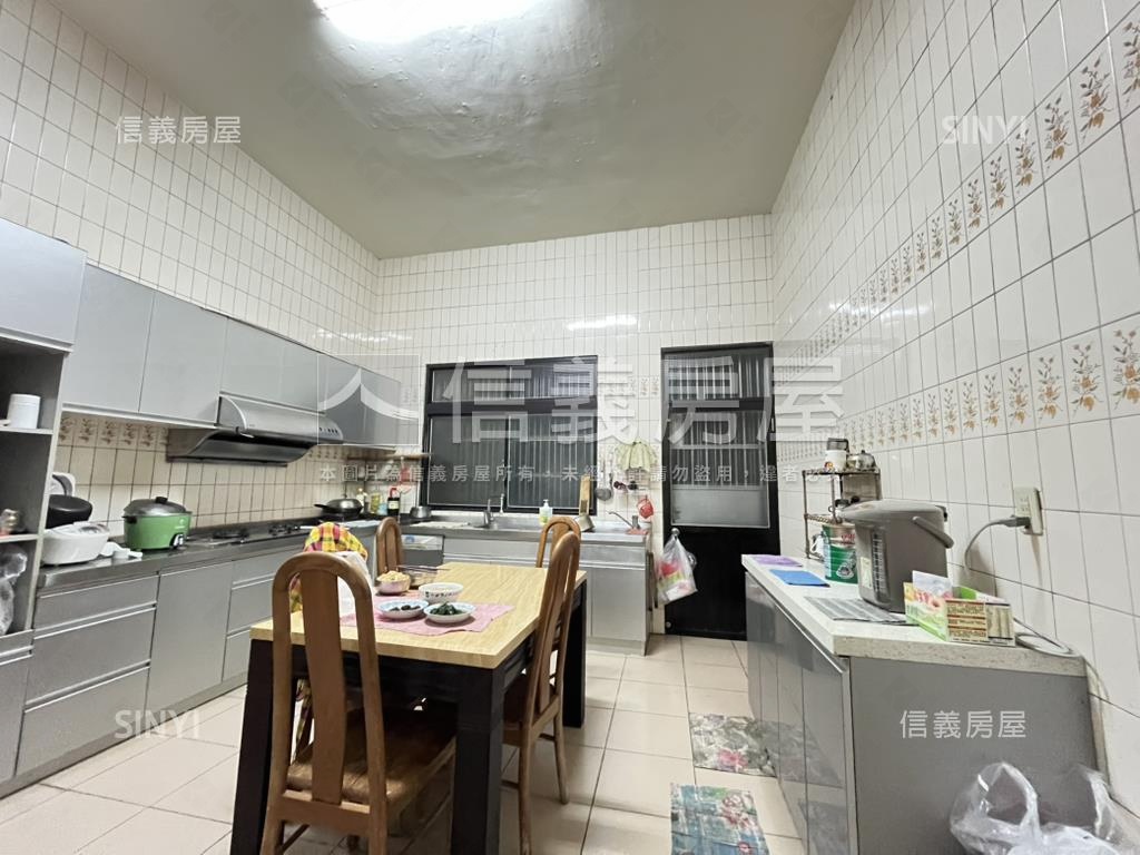 鄰漢神百貨大空間店面房屋室內格局與周邊環境