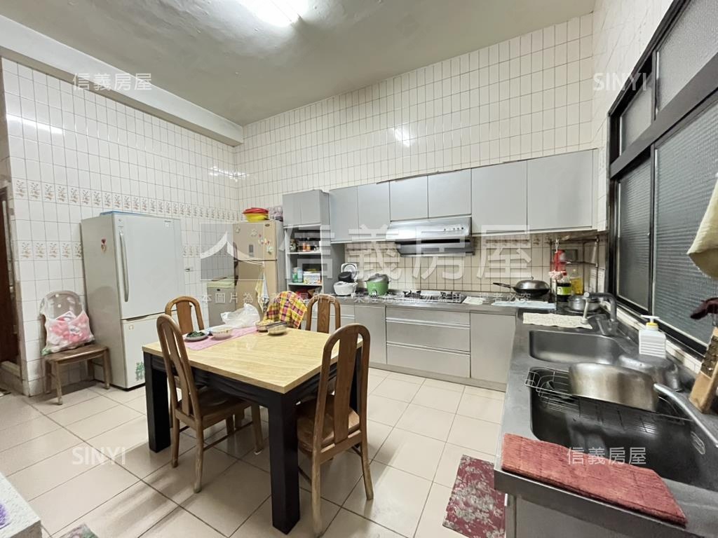 鄰漢神百貨大空間店面房屋室內格局與周邊環境