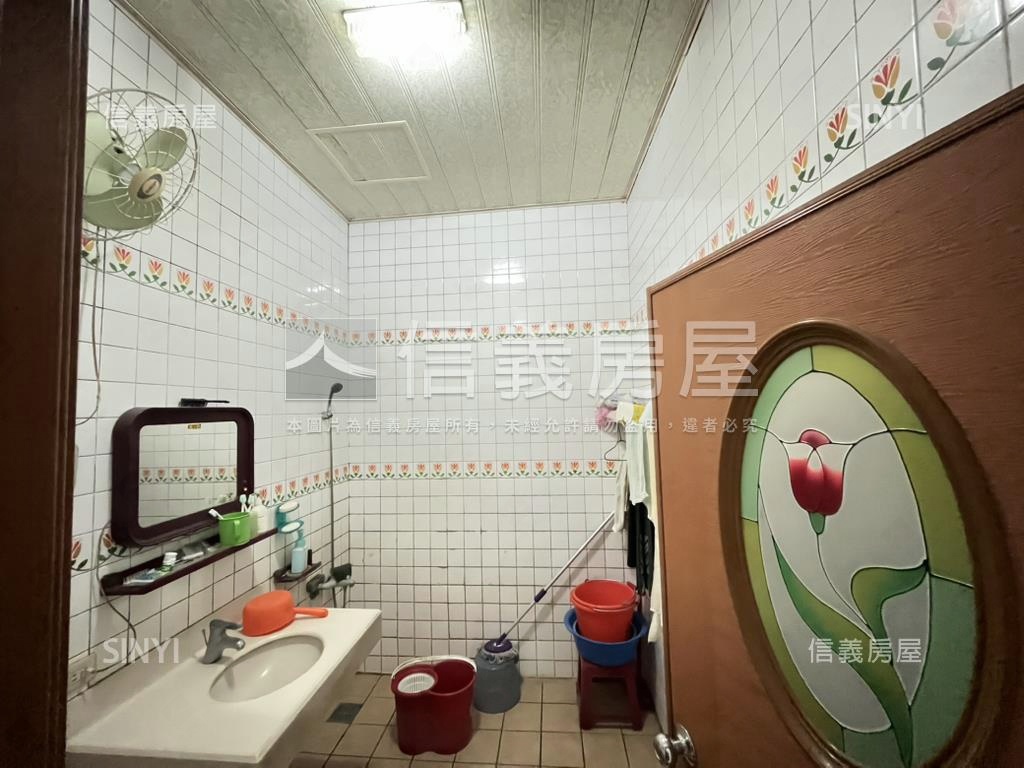 鄰漢神百貨大空間店面房屋室內格局與周邊環境