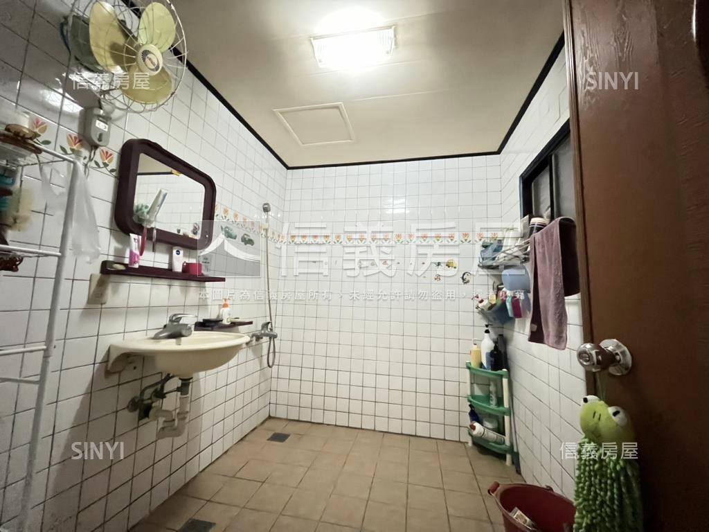 鄰漢神百貨大空間店面房屋室內格局與周邊環境