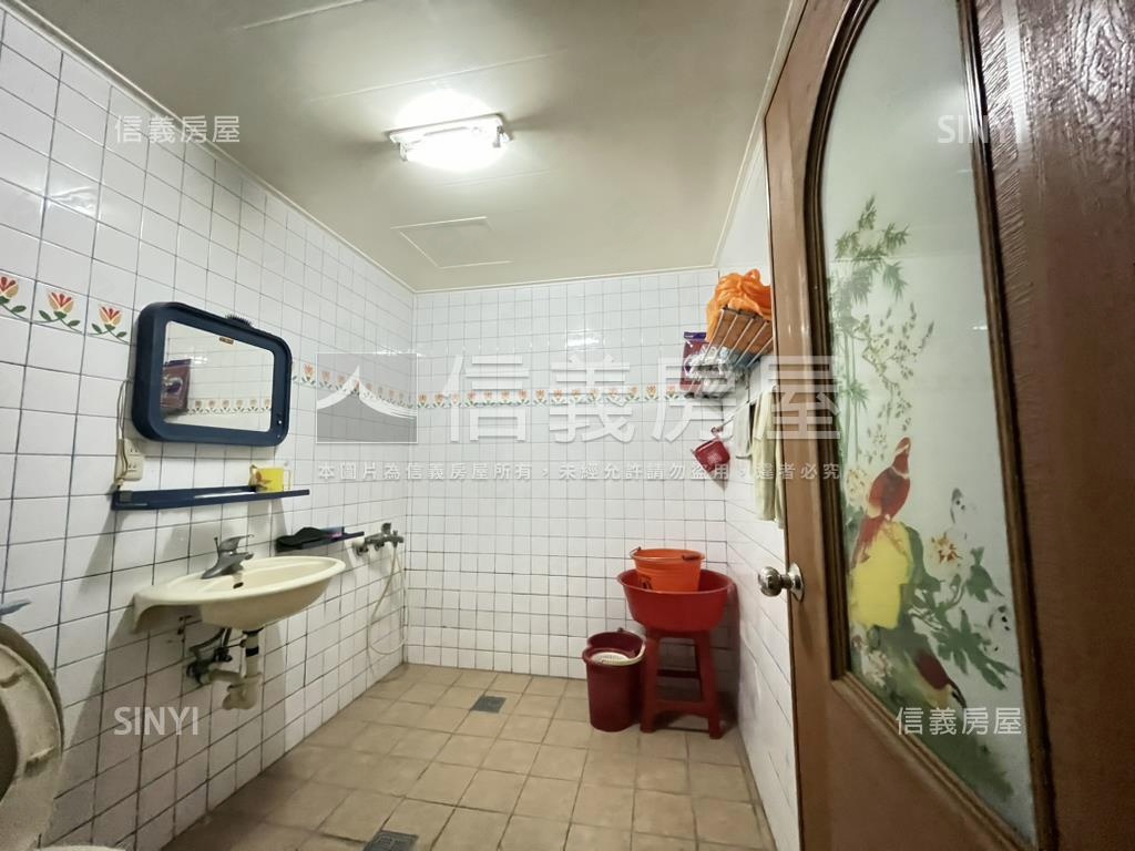 鄰漢神百貨大空間店面房屋室內格局與周邊環境