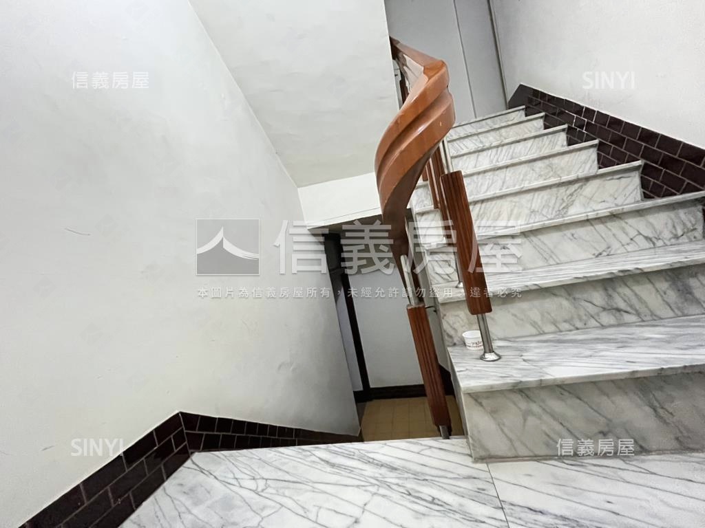 鄰漢神百貨大空間店面房屋室內格局與周邊環境