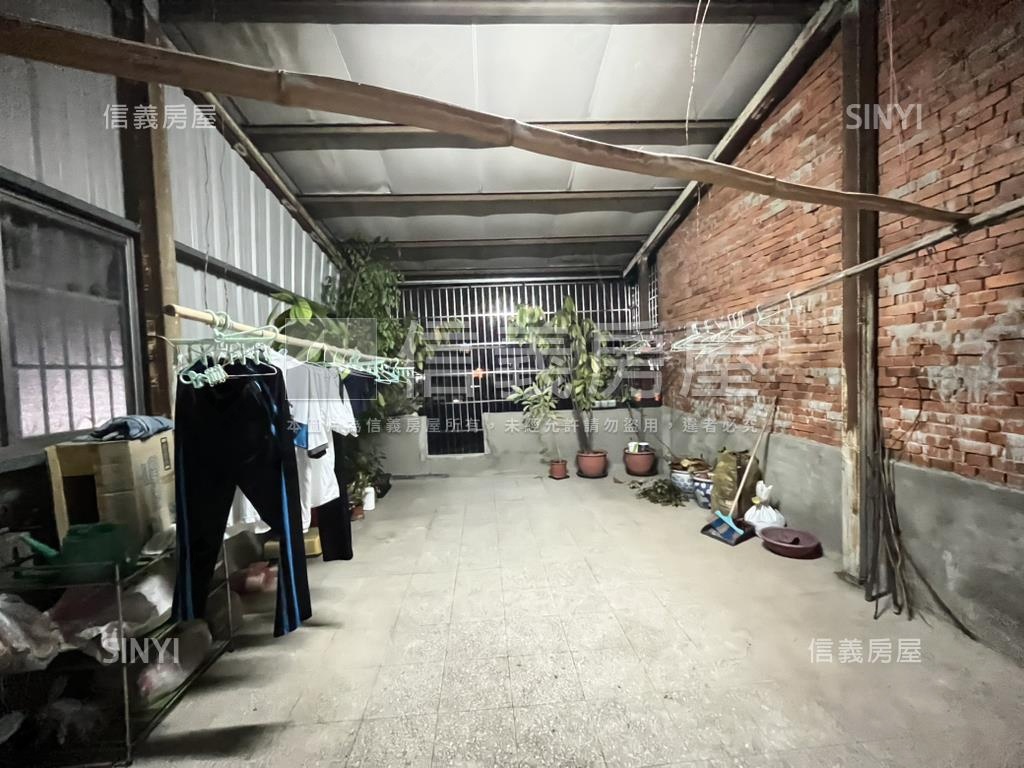 鄰漢神百貨大空間店面房屋室內格局與周邊環境