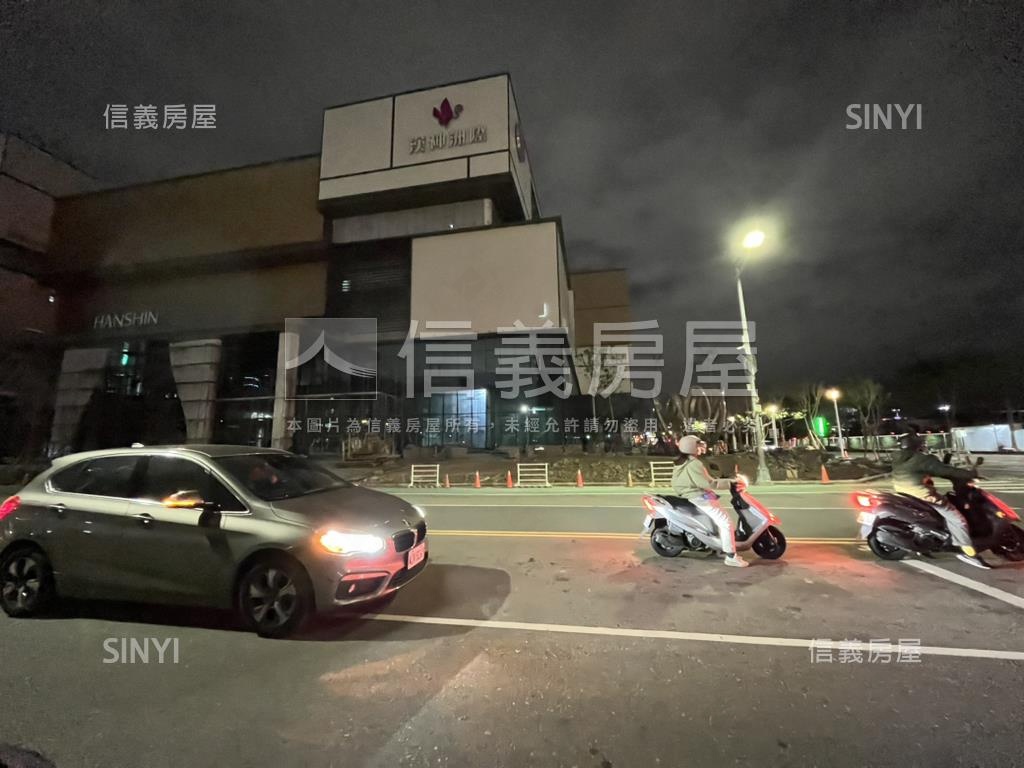 鄰漢神百貨大空間店面房屋室內格局與周邊環境