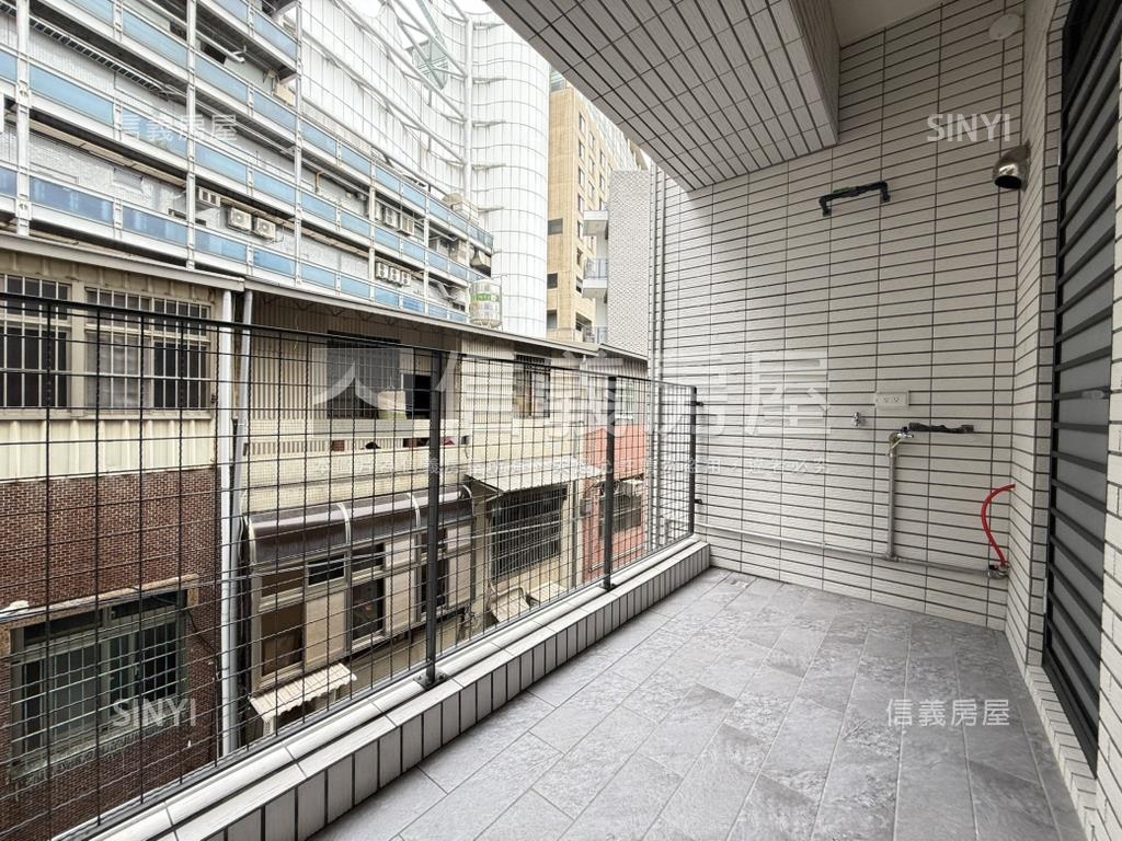 近巨城全新三房平面車位房屋室內格局與周邊環境