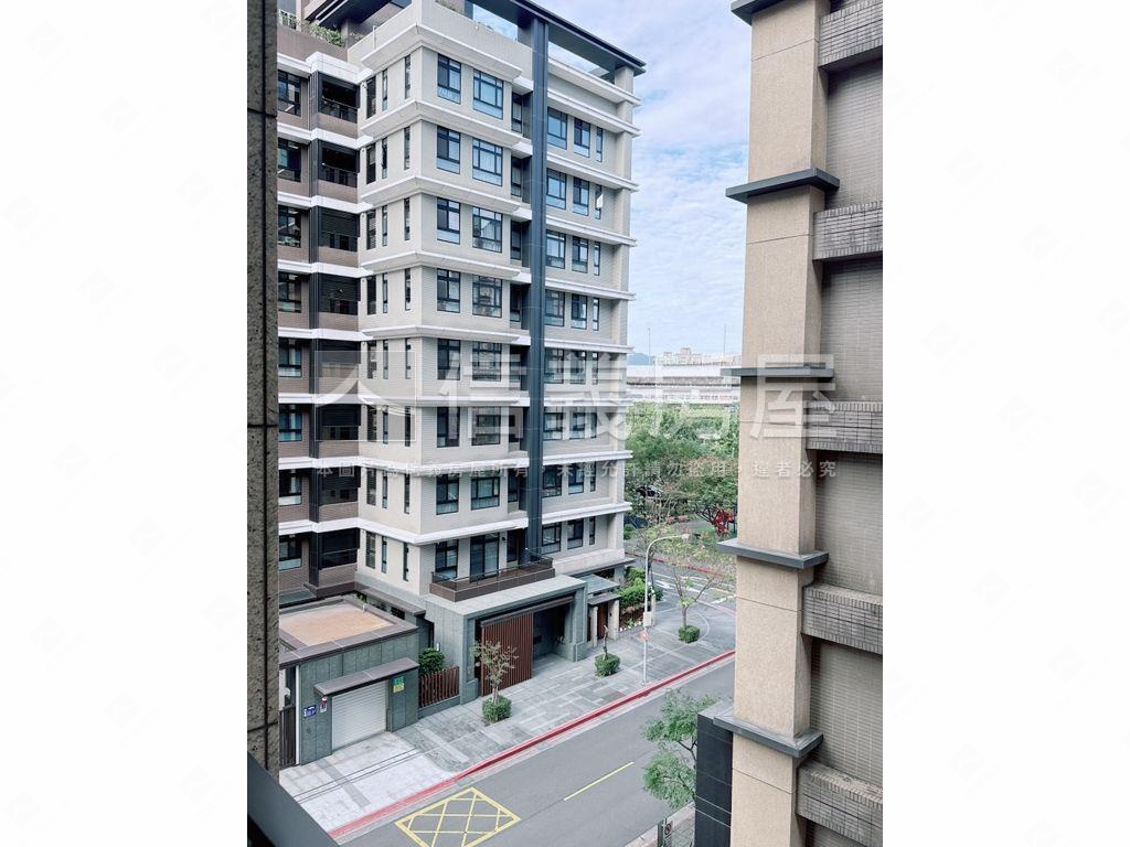 推＞經貿園區正兩房帶車位房屋室內格局與周邊環境