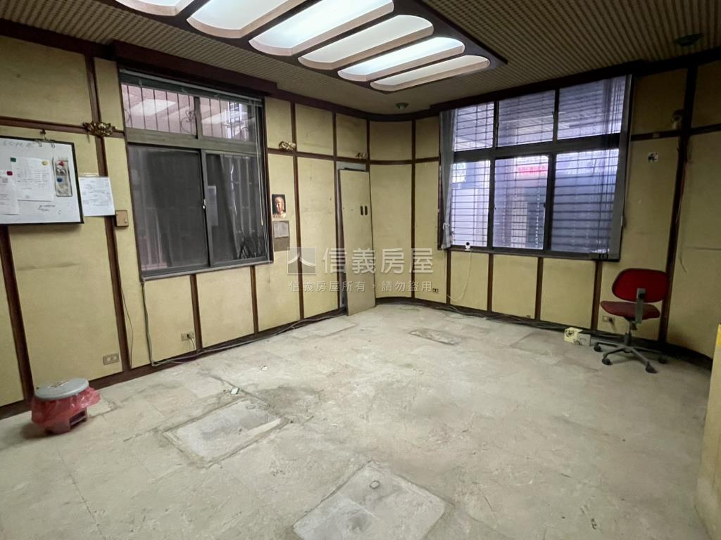 正崇德路大面寬店面房屋室內格局與周邊環境