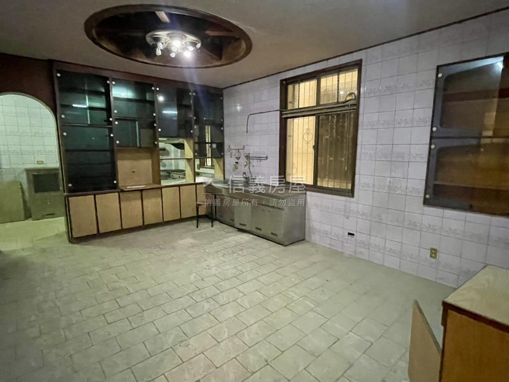 正崇德路大面寬店面房屋室內格局與周邊環境