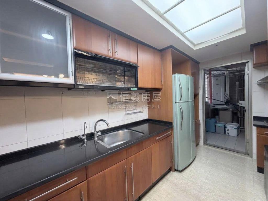 遠東世界花園鋼骨四房車位房屋室內格局與周邊環境