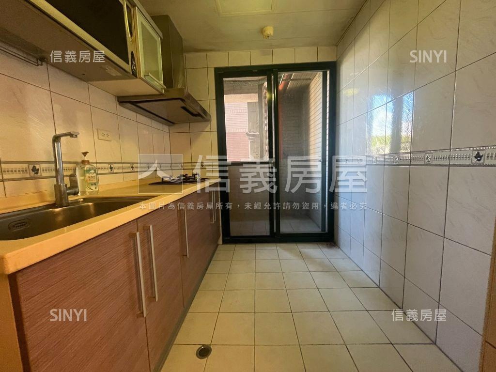 專任．秘密花園三房車位房屋室內格局與周邊環境