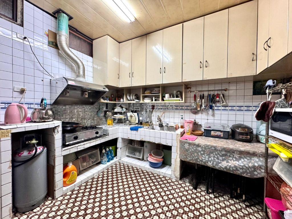 近勤益大地坪透天房屋室內格局與周邊環境