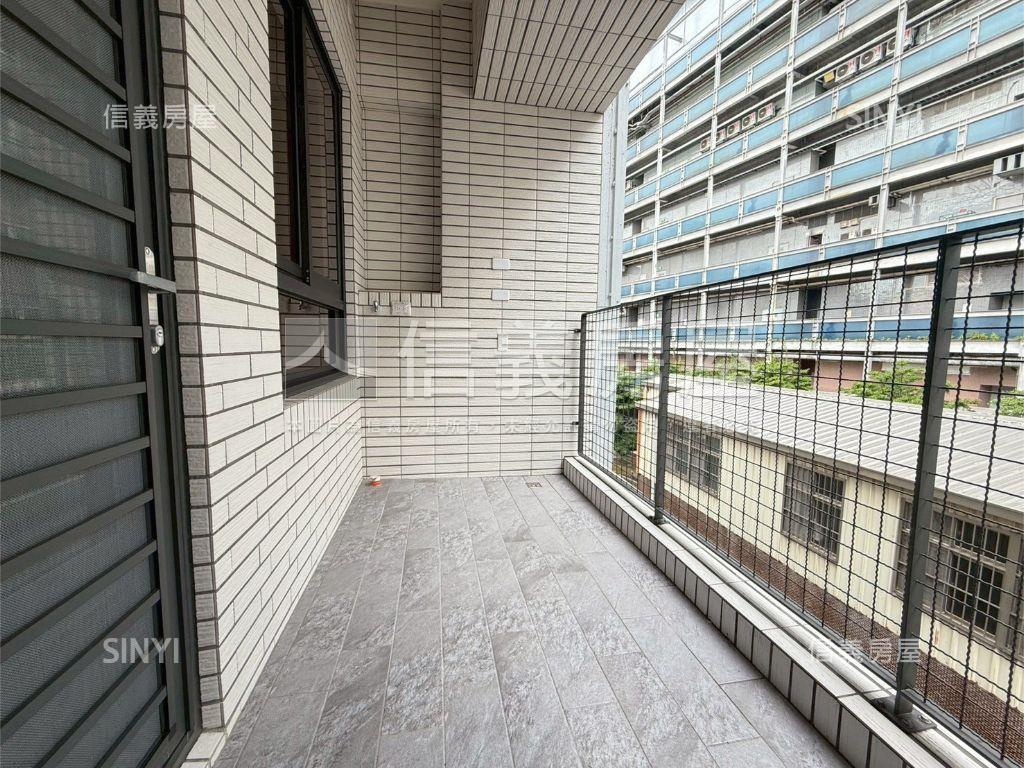 近巨城全新三房平車四樓房屋室內格局與周邊環境