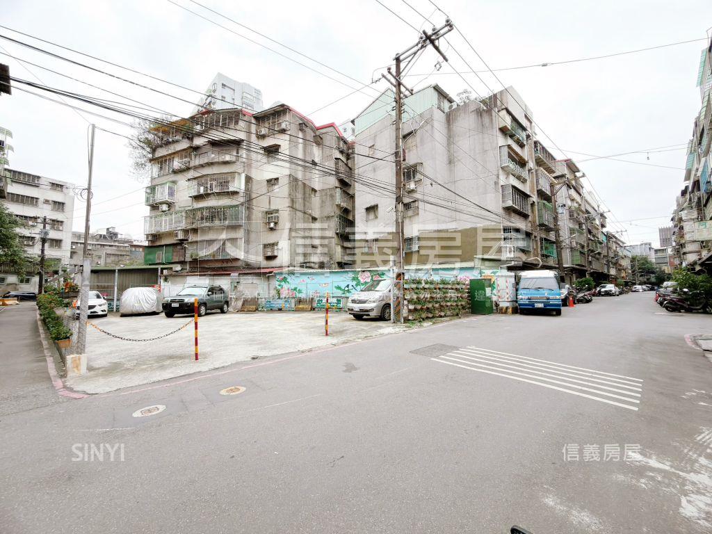 板橋近捷運方便停車一樓房屋室內格局與周邊環境