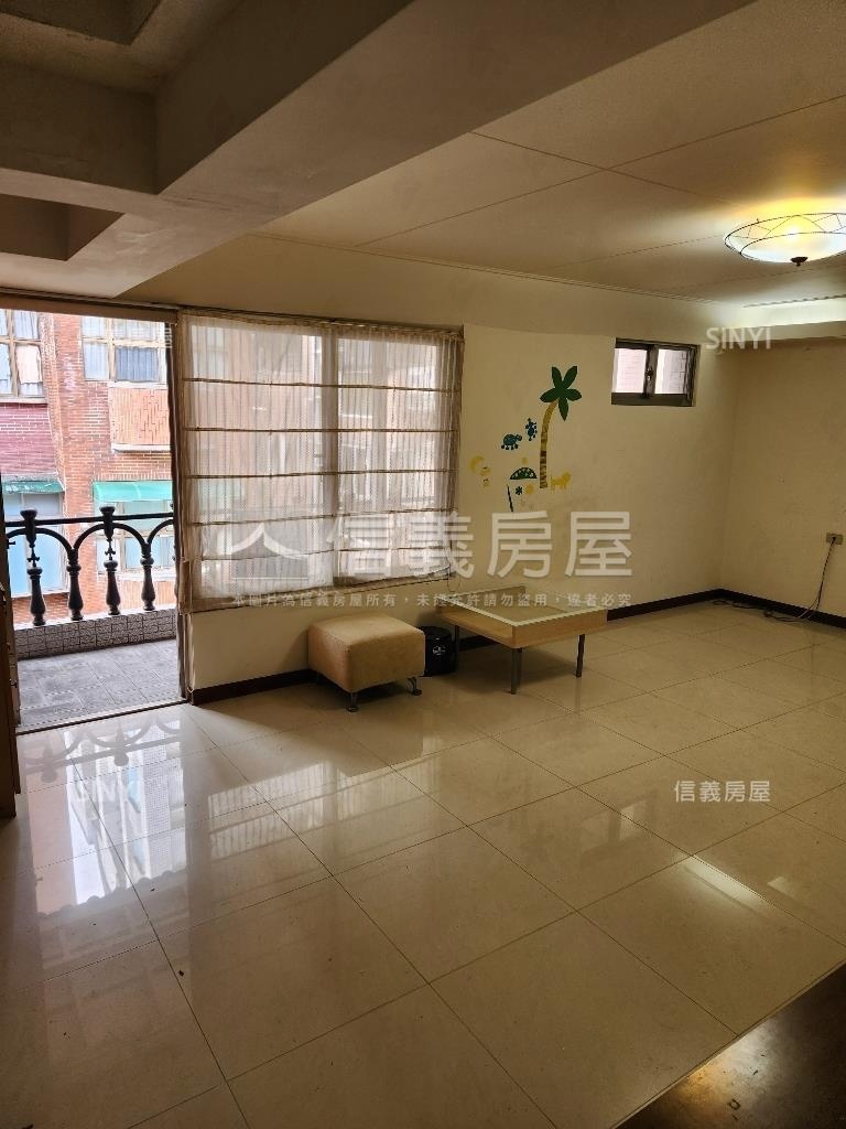 天母新光商圈邊間頂加公寓房屋室內格局與周邊環境