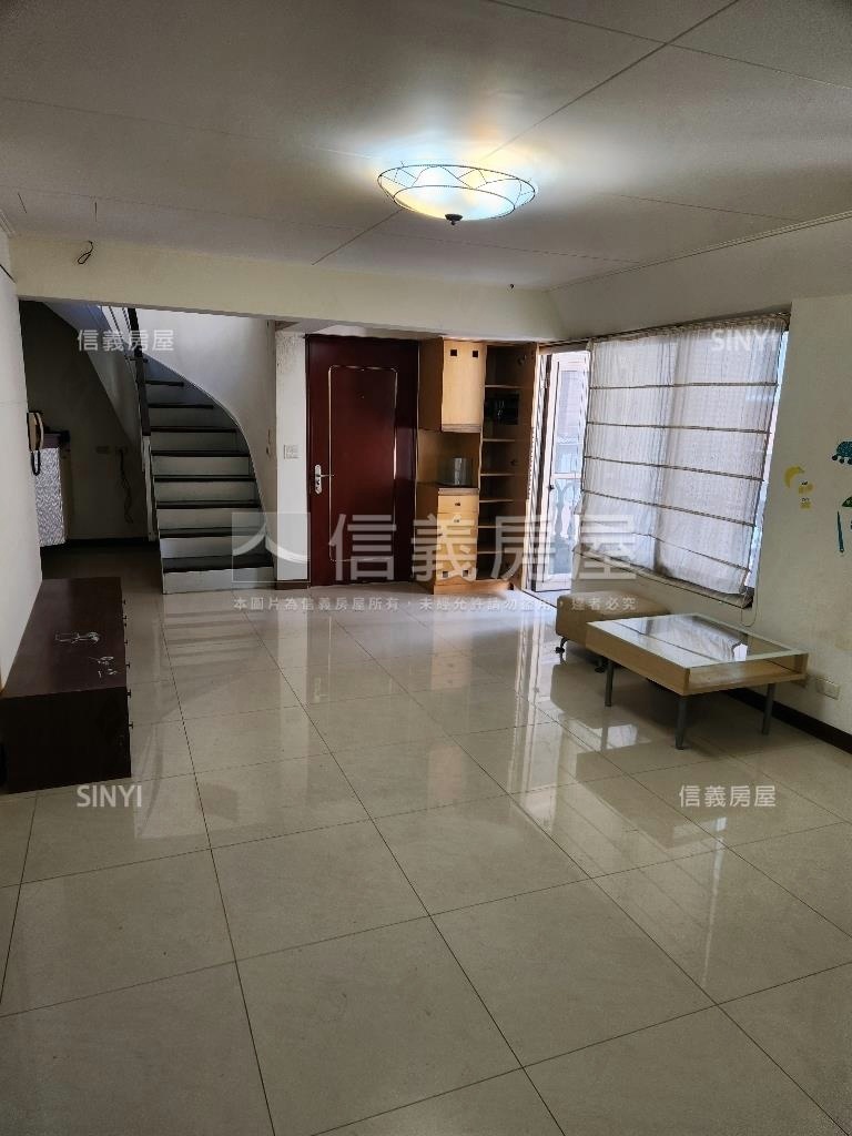 天母新光商圈邊間頂加公寓房屋室內格局與周邊環境