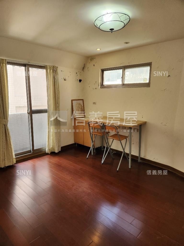 天母新光商圈邊間頂加公寓房屋室內格局與周邊環境