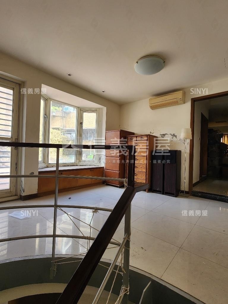 天母新光商圈邊間頂加公寓房屋室內格局與周邊環境