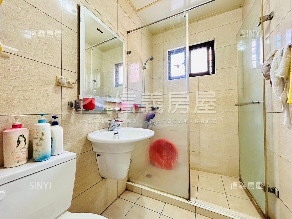 出價就談稀有三房車位房屋室內格局與周邊環境
