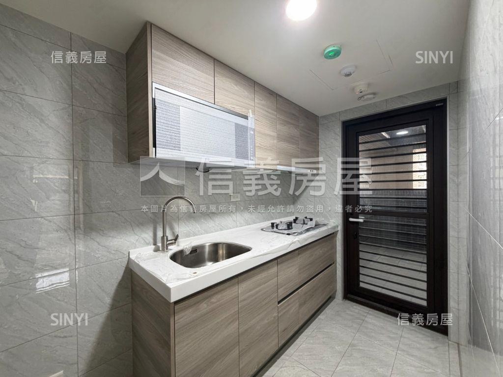 英倫公園高樓景觀三房車位房屋室內格局與周邊環境