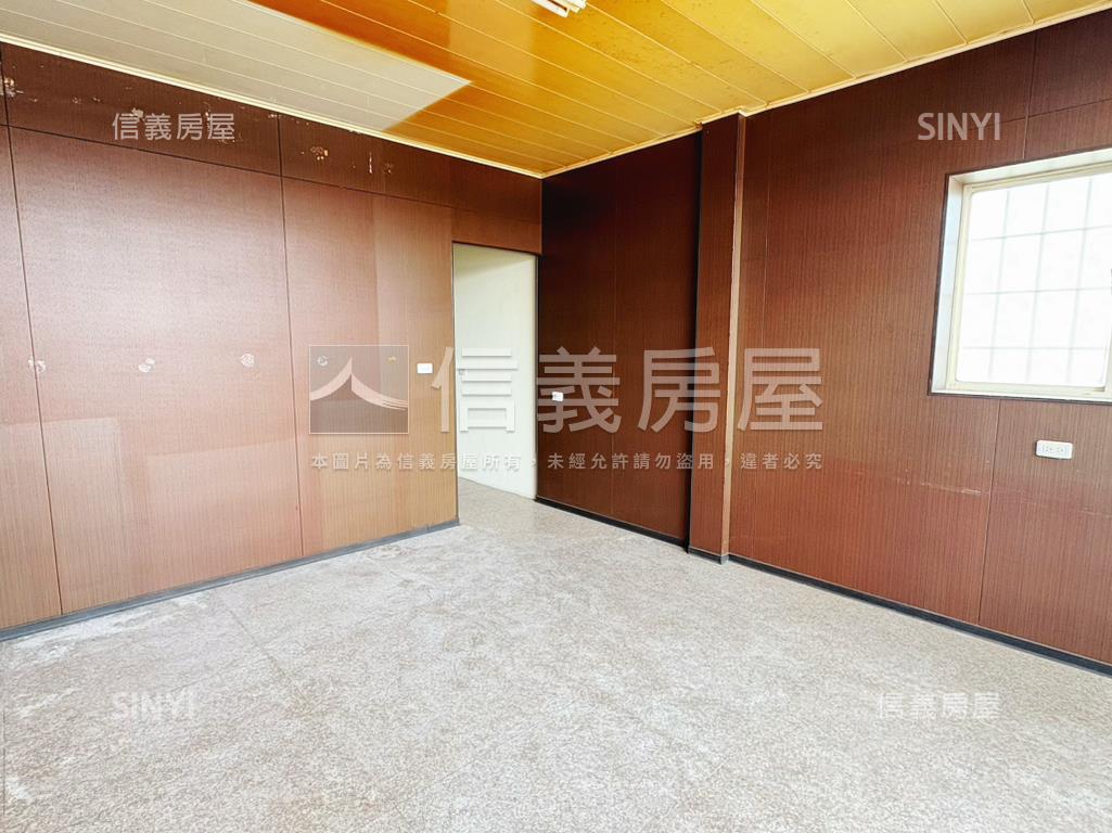 稀有臨路店面門前停車方便房屋室內格局與周邊環境