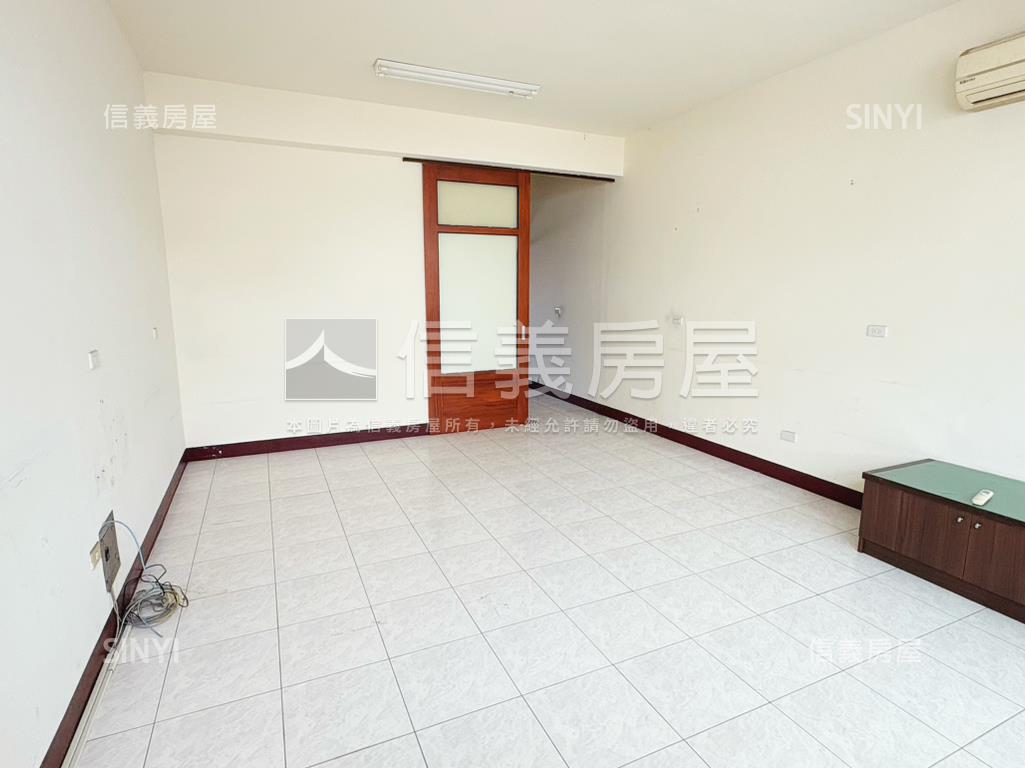 稀有臨路店面門前停車方便房屋室內格局與周邊環境