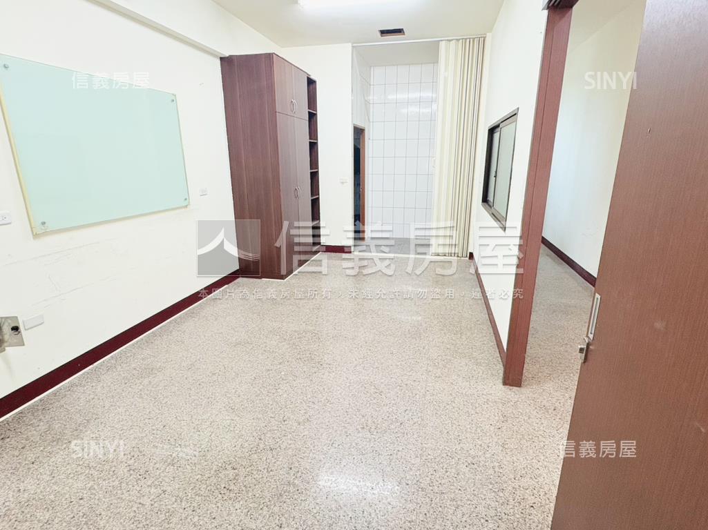 稀有臨路店面門前停車方便房屋室內格局與周邊環境