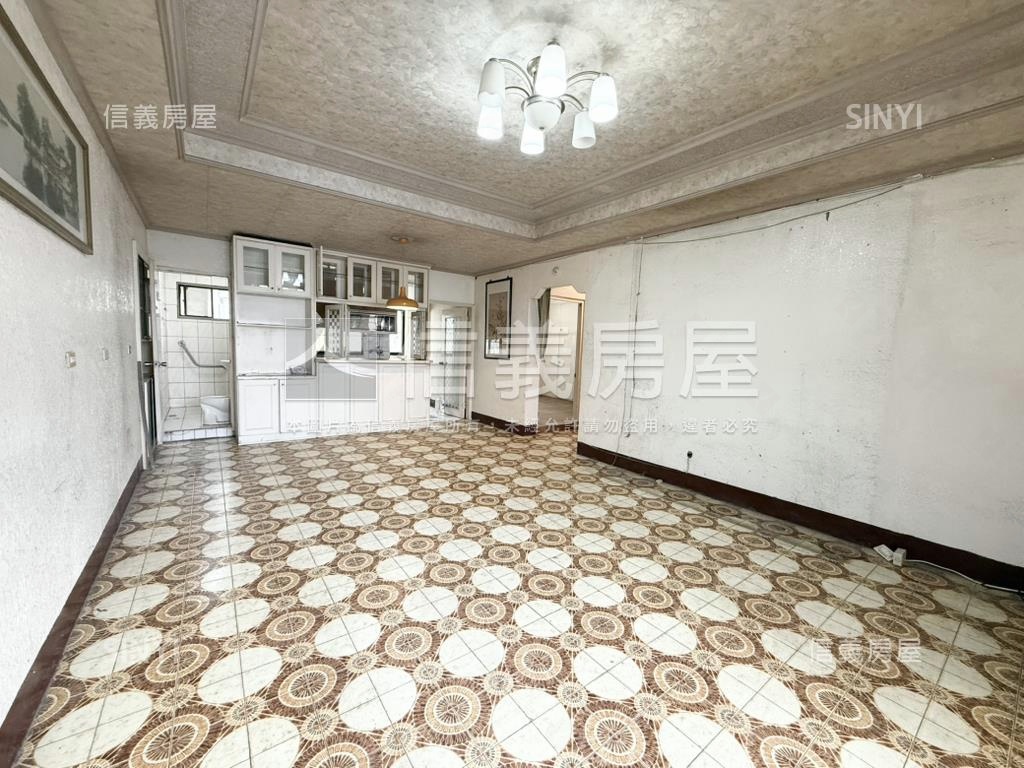 近巨城稀有美公寓房屋室內格局與周邊環境