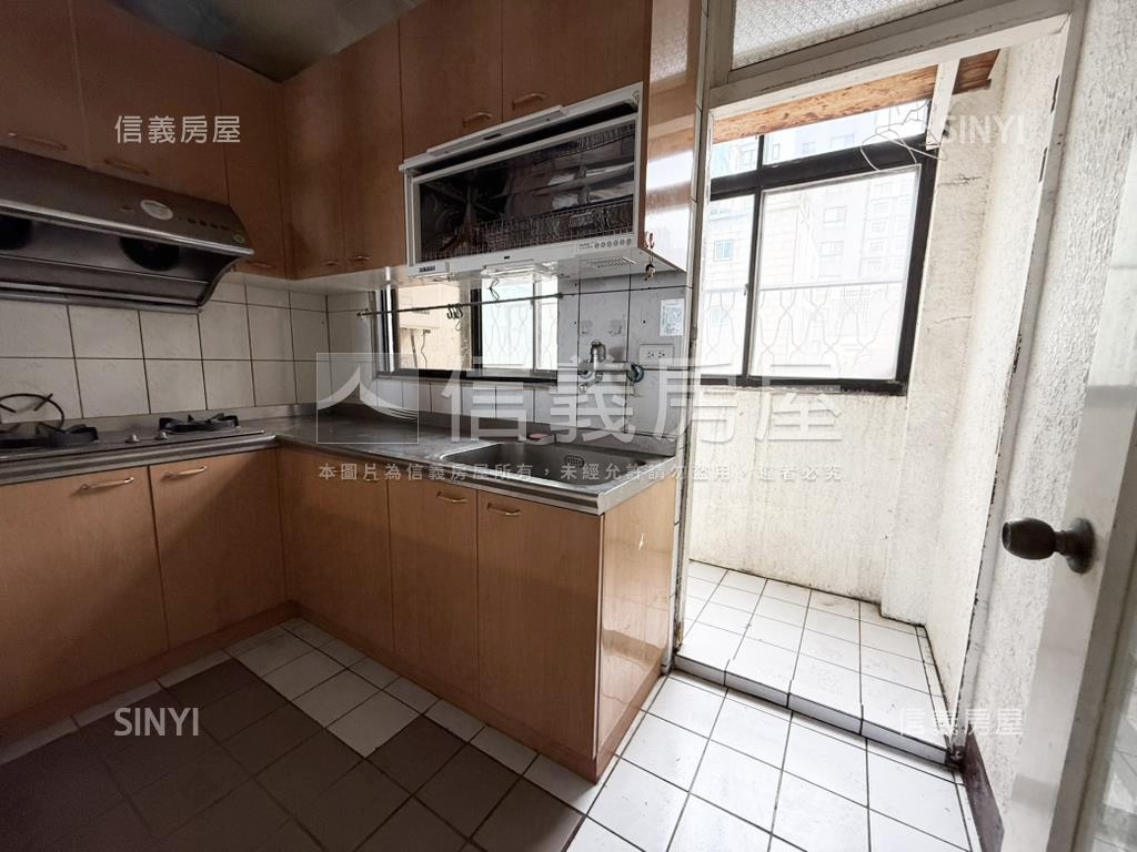 近巨城稀有美公寓房屋室內格局與周邊環境