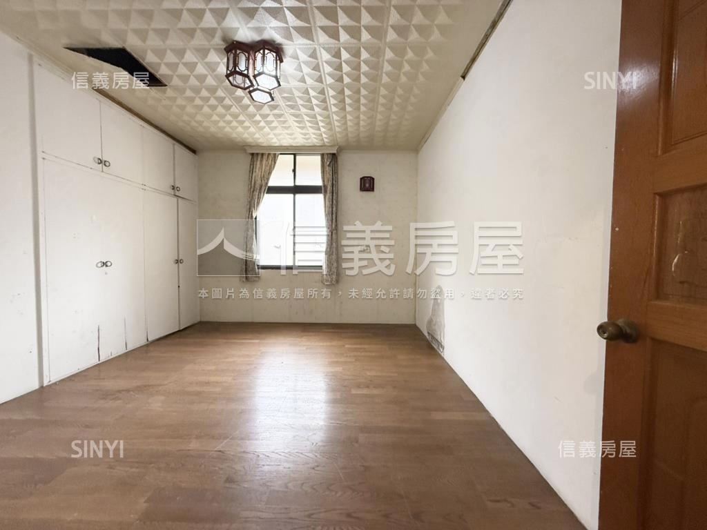 近巨城稀有美公寓房屋室內格局與周邊環境