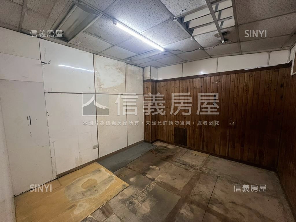 近捷運面寬金店面辦公房屋室內格局與周邊環境