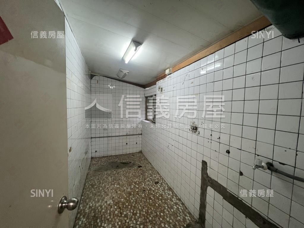 近捷運面寬金店面辦公房屋室內格局與周邊環境