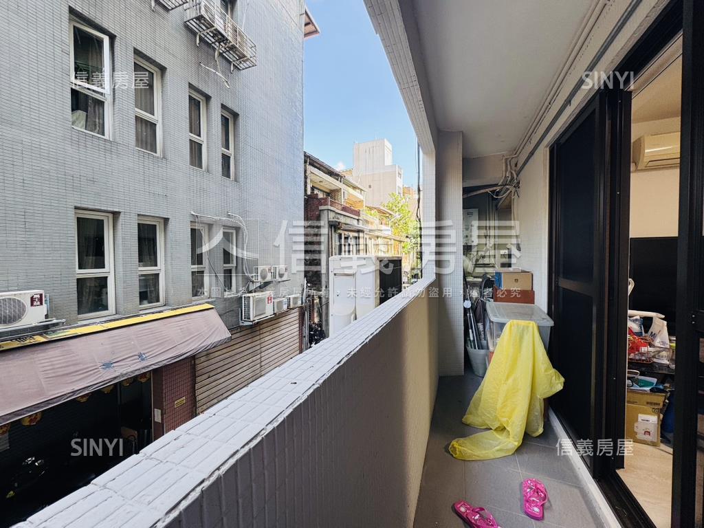 近捷運低總裝潢三房房屋室內格局與周邊環境