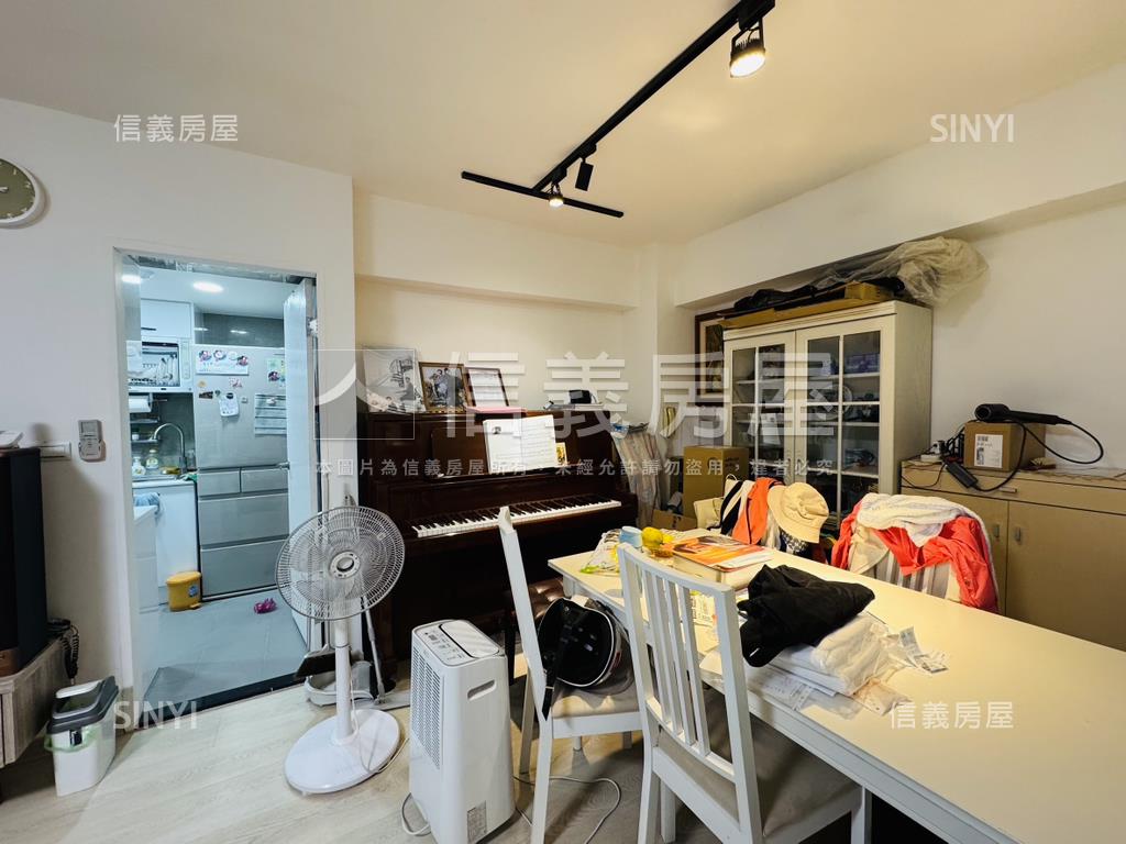 近捷運低總裝潢三房房屋室內格局與周邊環境