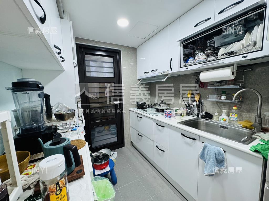 近捷運低總裝潢三房房屋室內格局與周邊環境