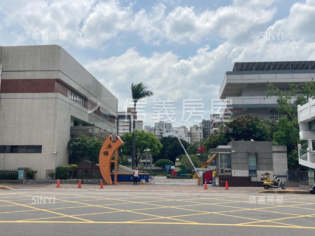 西區五廊街臨路透天房屋室內格局與周邊環境